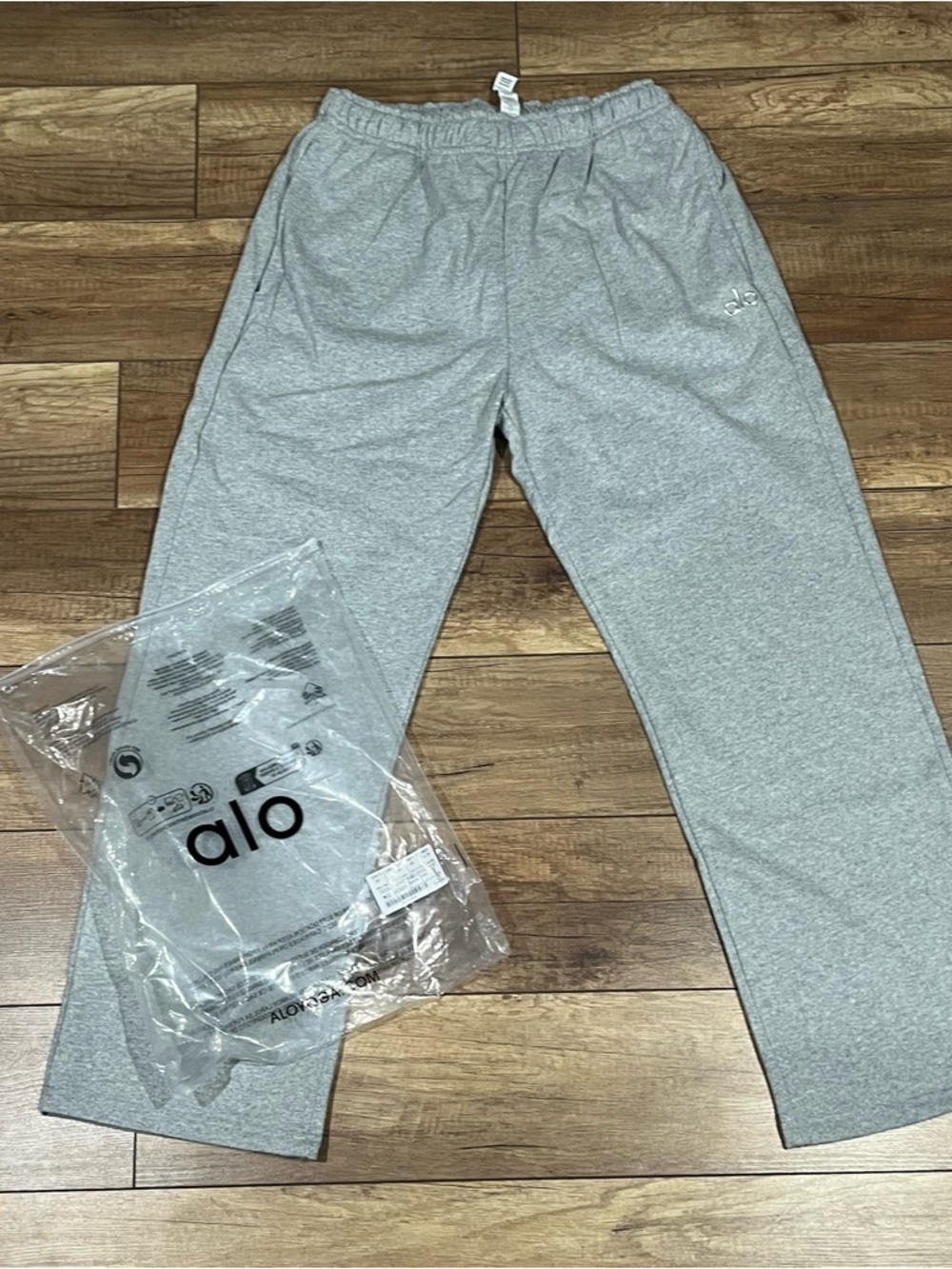 ALO Yoga Light Gray Sweatpants Joggers Brand new for men or women